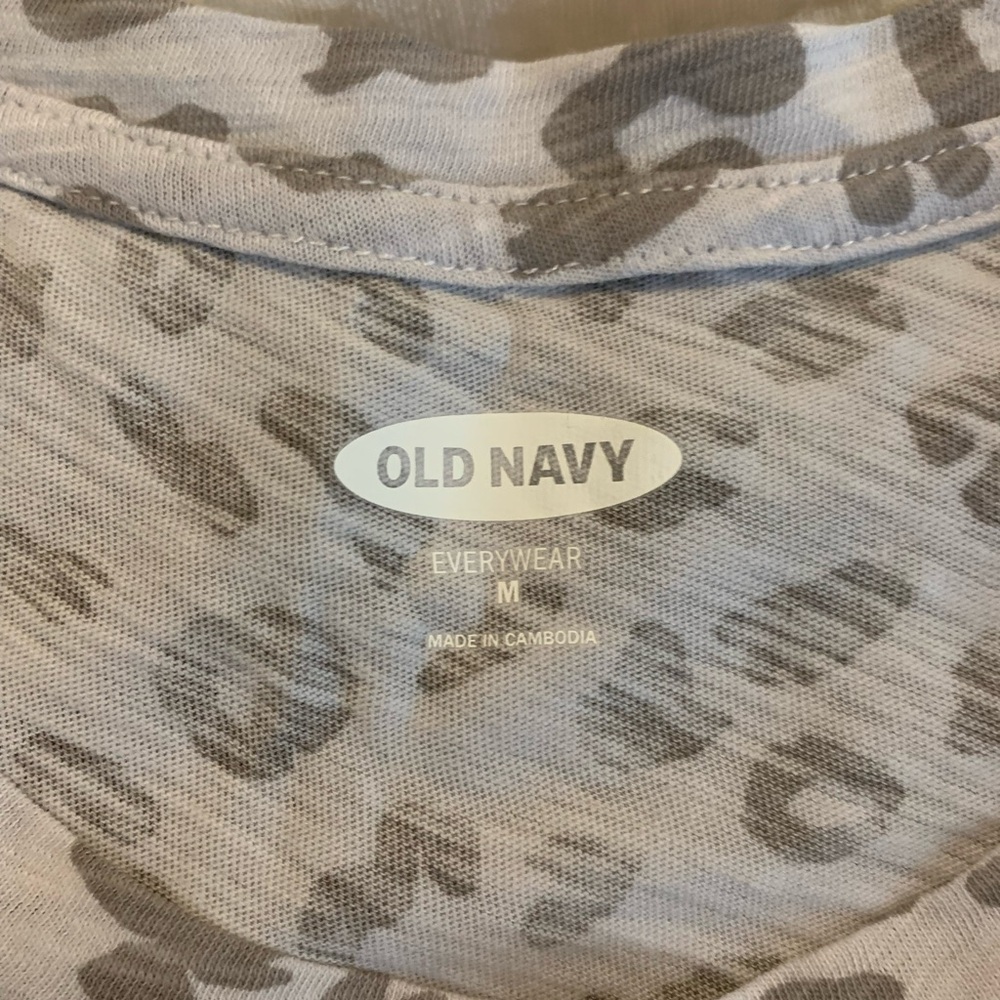 Old Navy Gray Leopard Print Women's Top size Medium EUC B59 - Picture 3 of 6